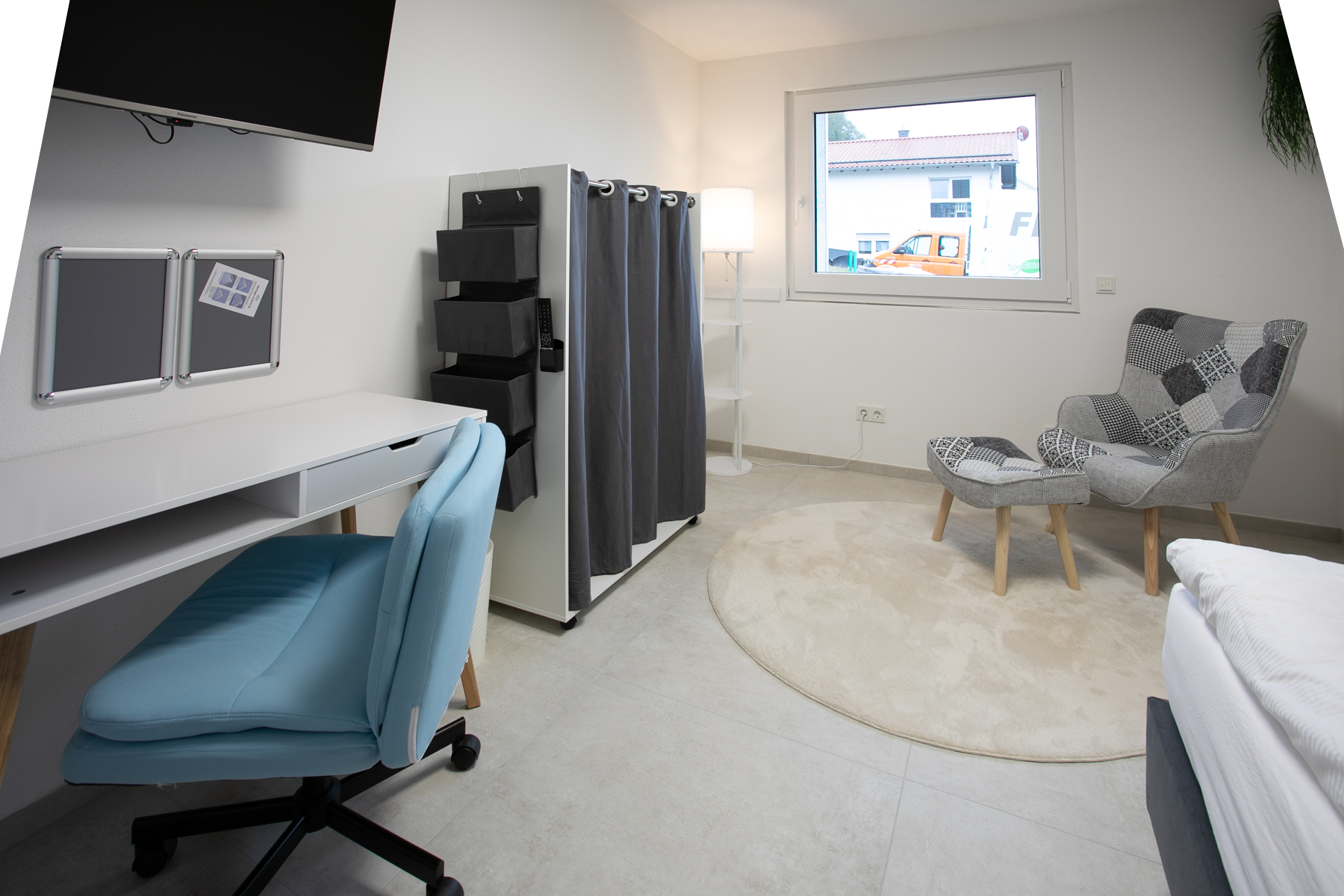 Einzelzimmer mit Bad-/WC-Bereich auf der Etage - Bild 2